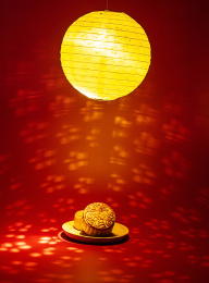中国中秋节美食月饼和镂空花笼灯