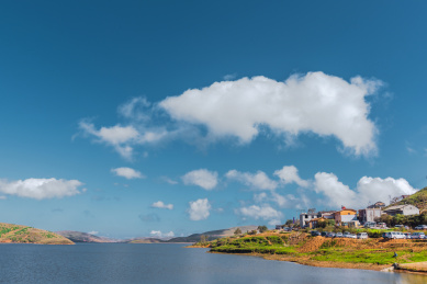 蓝天白云下的中国云南昭通大山包高原湿地公园景观