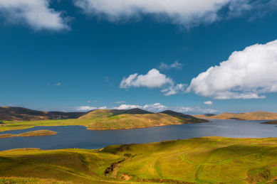 蓝天白云下的中国云南昭通大山包高原湿地公园景观