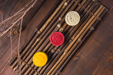 复古风格的中国中秋节传统美食月饼