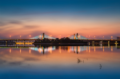 中国安徽省六安市裕安区月亮岛赤壁路桥日落风光