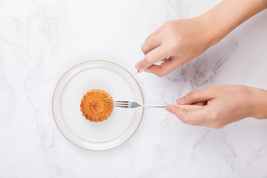 用手切月饼吃月饼糕点点心