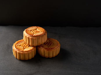 深色背景上有几块中式月饼