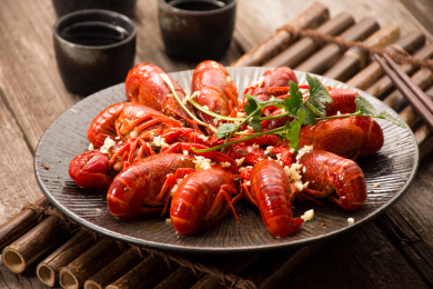 放在黑色盘子里的蒜蓉小龙虾