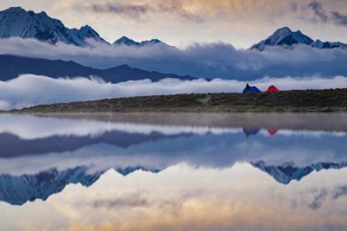 有云朵和水面倒影的高山湖泊