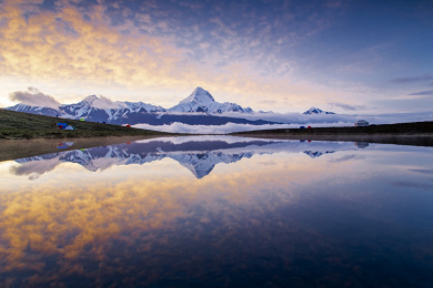 有云朵和水面倒影的贡嘎雪山