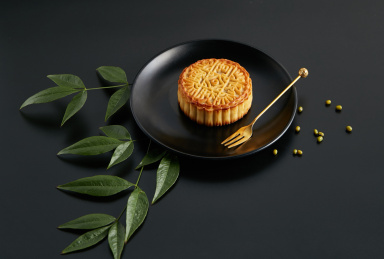 深色背景上的盘装中秋节月饼