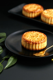 深色背景上的盘装中秋节月饼