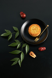 深色背景上的盘装中秋节月饼