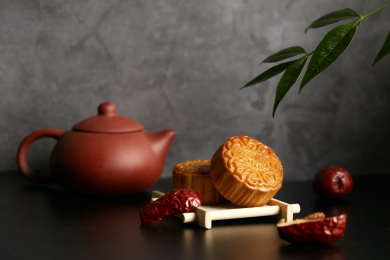 深色背景上的盘装中秋节月饼