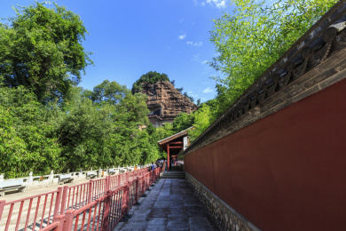 中国甘肃省天水市麦积山石窟风光