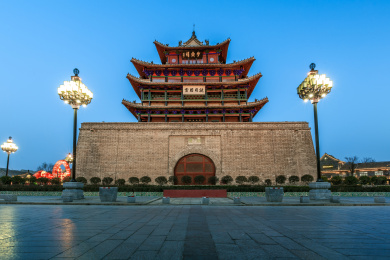 中国山东省聊城市东昌古城内夜色中的明代古建筑光岳楼