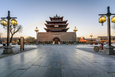 暮色中的光岳楼，中国山东省聊城市东昌古城内的明代建筑