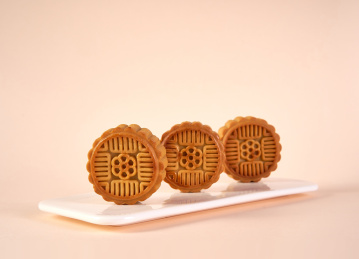 浅色背景上有几块中式月饼