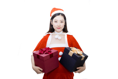 一个亚洲女人穿着圣诞服装庆祝圣诞节日快乐拿着圣诞礼物礼盒准备给别人礼物与惊喜快乐幸福甜蜜的时刻