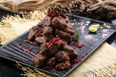 川香椒麻耗牛肉摆放在麻布垫子上