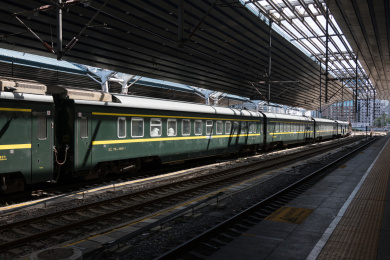 北京西站站台停靠的北京开往乌鲁木齐的绿皮火车