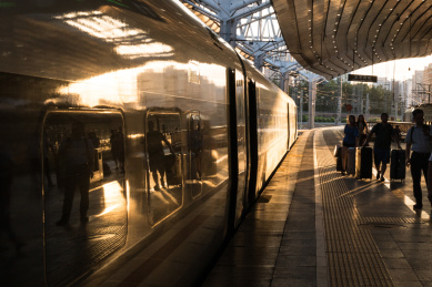 夕阳下的北京西站火车站台