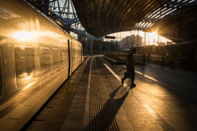 夕阳下的北京西站火车站台