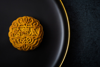 暗色调背景中摆放的中秋传统美食月饼