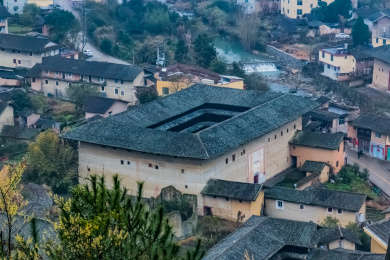 福建省龙岩市永定区湖坑镇新南村下雨天的土楼群建筑景观 