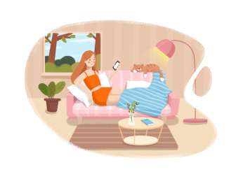 周日躺在沙发上玩手机的女孩
