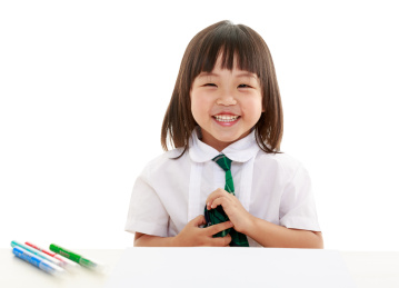 穿校服的小女孩在白色背景前