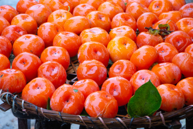 竹编上准备售卖的新鲜透亮的红柿子