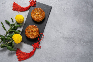中国中秋节美食，水泥质感背景上的月饼和菊花