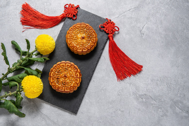 中国中秋节美食，水泥质感背景上的月饼和菊花