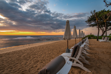 早晨海边日出时节的沙滩椅