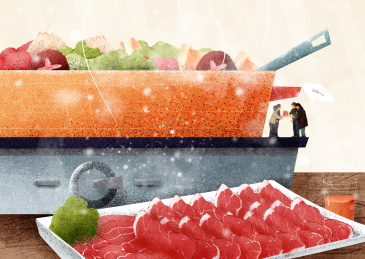 桌上有一盘肉和果汁，一对归来的情侣丰盛的火锅旁给一对老人送上礼物