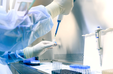 科学家在生物安全实验室中做实验