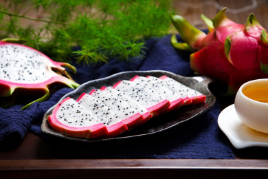 新鲜的热带水果白火龙果切好装盘子里