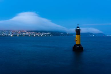 釜山海岸线边的上的黄色灯塔