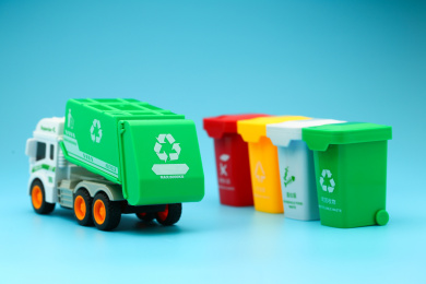 垃圾清运车和垃圾分类垃圾桶放在蓝色背景上