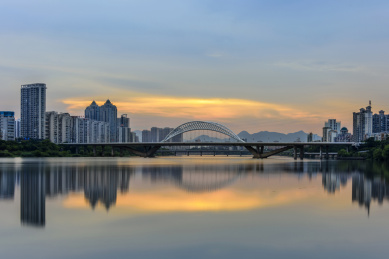 中国江西省赣州市章江大桥日暮风光