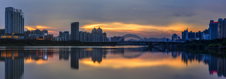 中国江西省赣州市章江大桥日暮风光