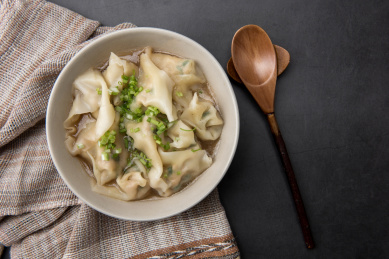 深色背景上的中式传统美食馄饨