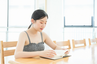 图书馆清新青春女孩在看书