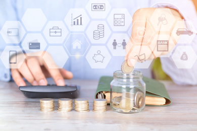 边使用计算器边把硬币放进玻璃瓶里