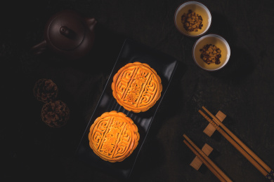 中秋佳节品尝美味蛋黄莲蓉月饼。