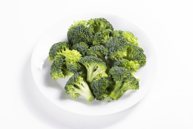 碟子里盛放着新鲜的西兰花