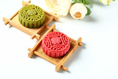 中秋节红色和绿色的月饼放在白色背景上