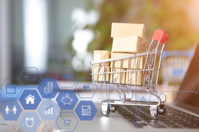 笔记本电脑键盘上满载货物的购物车