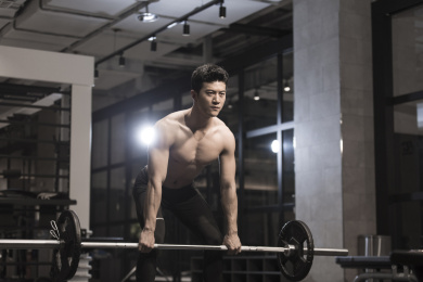 青年男子在健身房举重