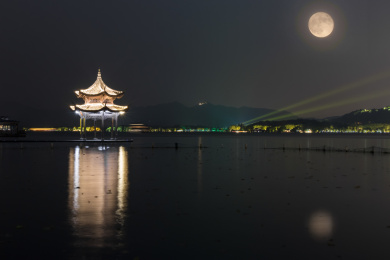 八月十五中秋节西湖上空的明月