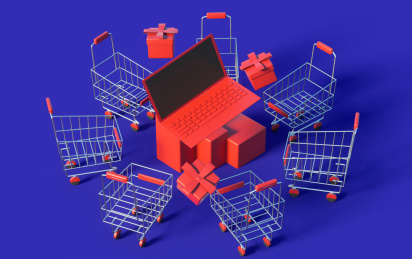 一群购物车围绕着电脑的网购概念场景