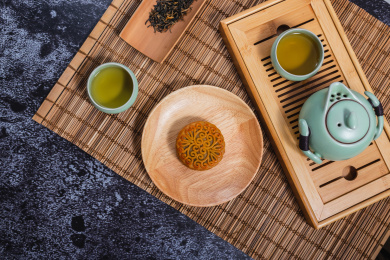 竹席上摆放的茶具和中秋节月饼