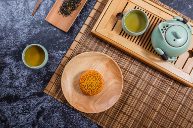 竹席上摆放的茶具和中秋节月饼